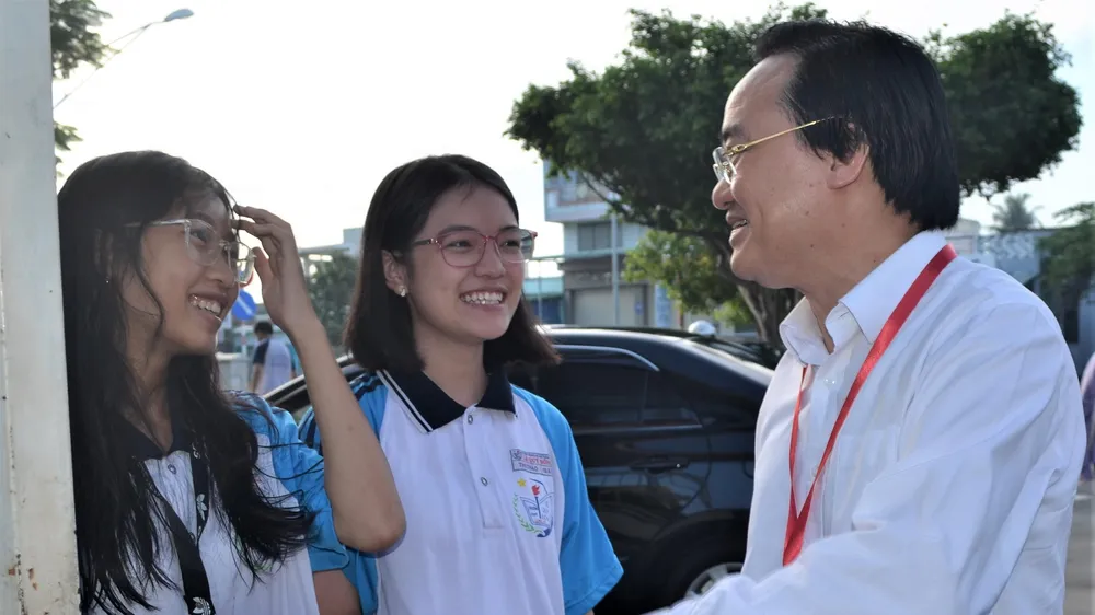 Bộ trưởng Bộ GD-ĐT Phùng Xuân Nhạ động viên thí sinh ngay khi gặp thí sinh ngoài cổng điểm thi Trường THPT Lê Quý Đôn