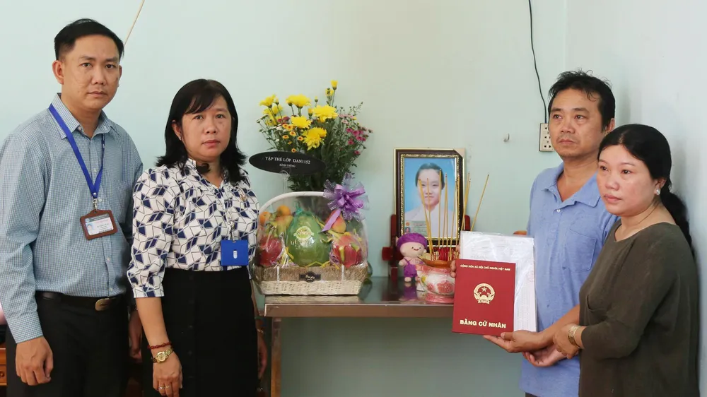 Ba mẹ Hoàng Xuân Trúc nhận bằng cử nhân cho con từ Ban Giám hiệu Trường ĐH Sài Gòn 