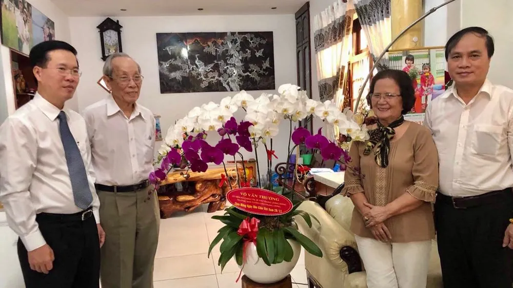 Trưởng ban Tuyên giáo Trung ương thăm và chúc mừng Giáo sư Trần Hồng Quân