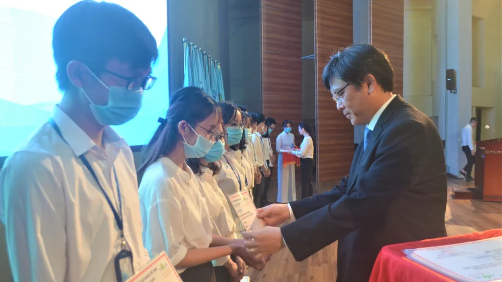 Trao 1,8 tỷ đồng học bổng cho học sinh sinh viên có hoàn cảnh khó khăn