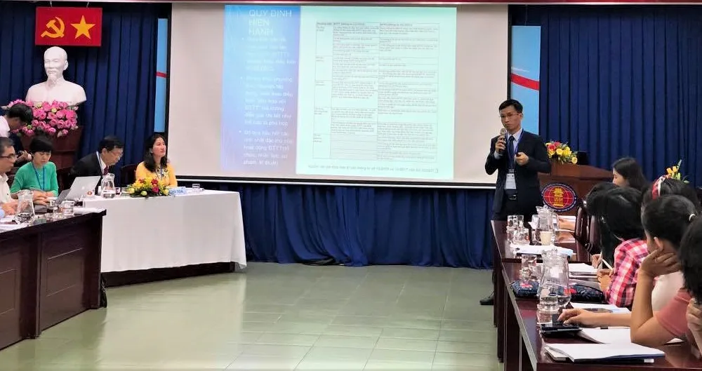 TS Nguyễn Tấn Đại, Trưởng đại diện Văn phòng Đại học Pháp ngữ tại TPHCM trình bày tham luận đảm bảo chất lượng trong đào tạo trực tuyến của Việt Nam