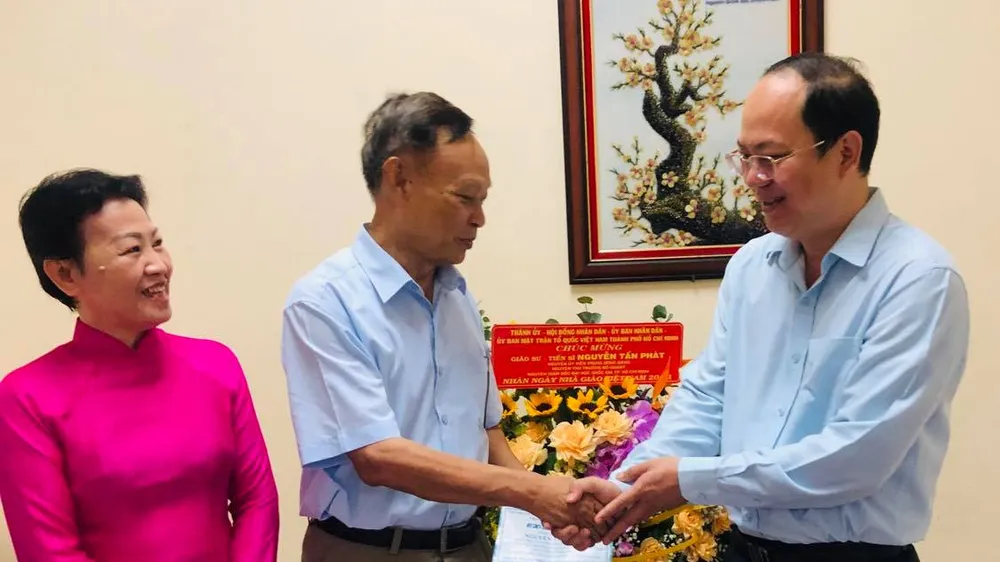 Đồng chí Nguyễn Hồ Hải, Phó Bí thư Thành ủy, Trưởng ban Tổ chức Thành ủy đã đến thăm, chúc mừng PGS-TS Nguyễn Tấn Phát
