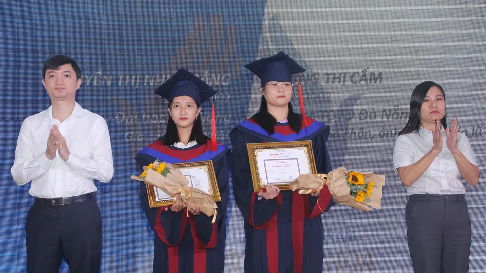 85 tân thủ khoa nhận học bổng “Nâng bước thủ khoa”