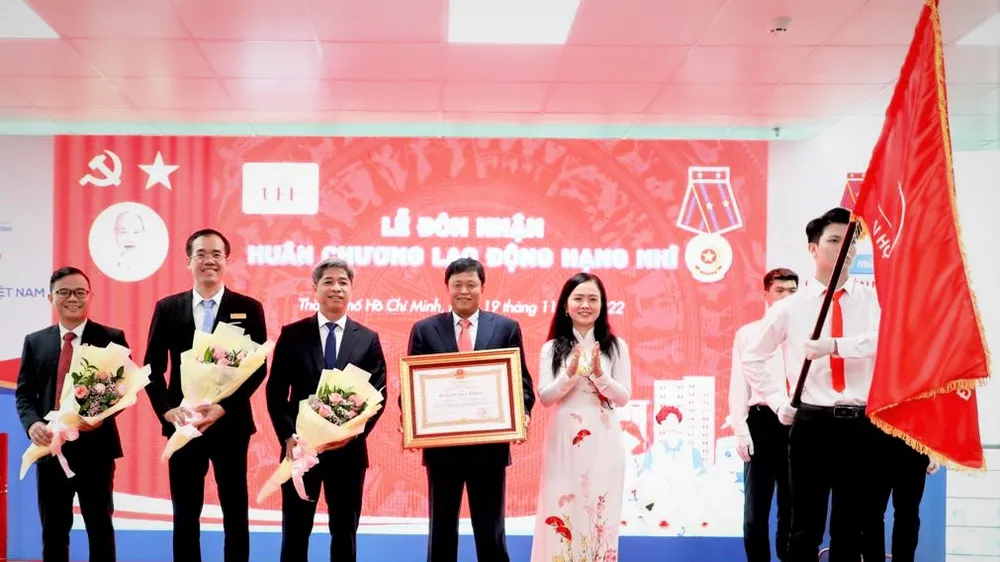 Trường ĐH Kinh tế - Tài chính TPHCM đón nhận Huân chương Lao động hạng Nhì