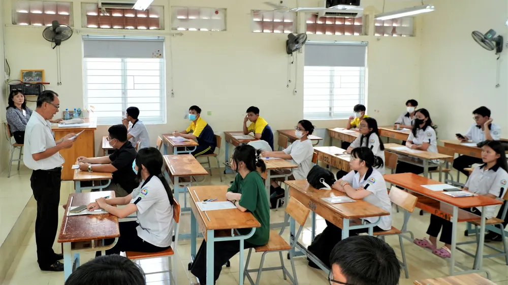 Thí sinh nghe phổ biến quy chế thi. Ảnh: HOÀNG HÙNG