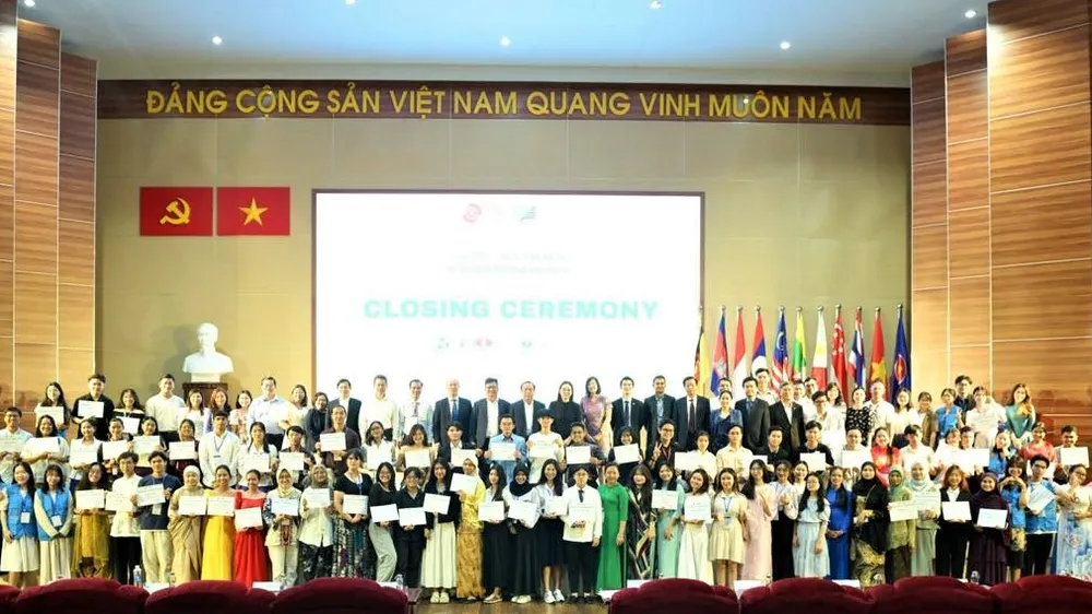 Sinh viên các trường đại học Đông Nam Á chụp hình lưu niệm tại chương trình bế mạc