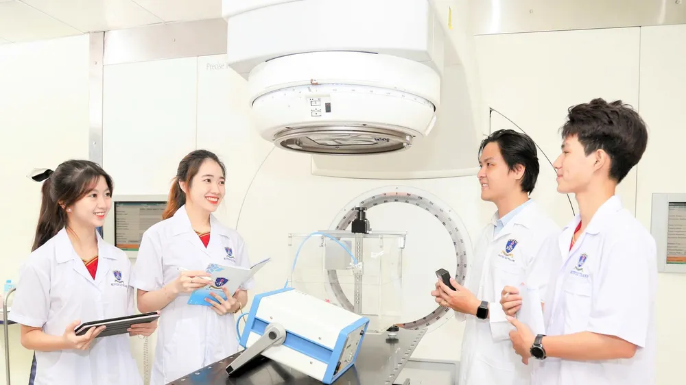 Sinh viên ngành Vật lý y khoa Trường ĐH Nguyễn Tất Thành trong giờ học thực hành