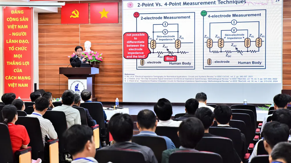 GS Yongfu Li (ĐH Giao thông Thượng Hải - Trung Quốc) trình bày tham luận tại hội nghị. Ảnh: THANH HÙNG