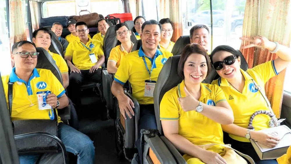 Cán bộ, giảng viên Trường ĐH Tài chính Marketing TPHCM lên đường làm nhiệm vụ sáng ngày 24-6. Ảnh: THANH HÙNG