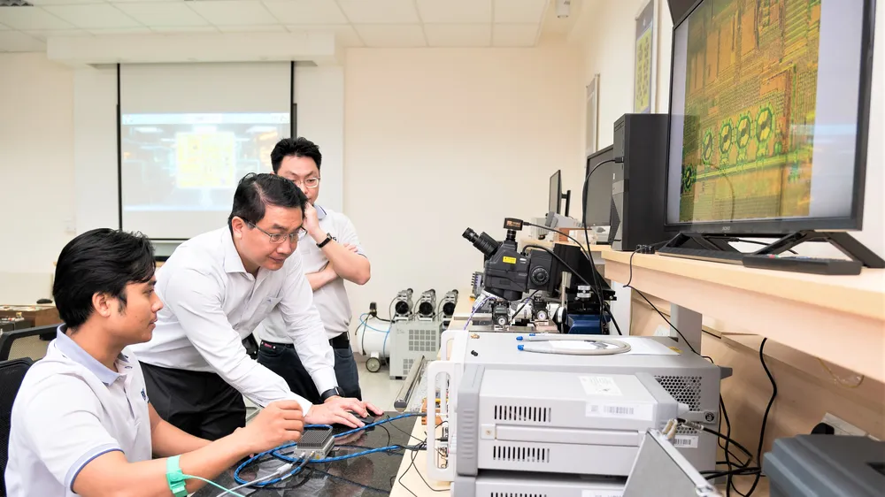 Sinh viên, giảng viên Trường ĐH Bách khoa (ĐHQG TPHCM) trong giờ học thực hành tại phòng thí nghiệm Vi mạch và Hệ thống cao tần
