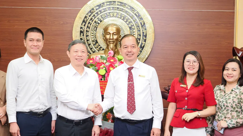 Trưởng Ban Tuyên giáo và Dân vận Thành ủy TPHCM Dương Anh Đức thăm và chúc mừng Học viện Cán bộ TPHCM