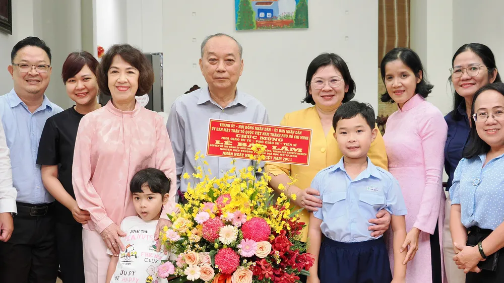 Đồng chí Văn Thị Bạch Tuyết, Phó Bí thư Thành ủy đến thăm, chúc mừng gia đình NGƯT, PGS-TS Lê Bảo Lâm. Ảnh: HOÀNG HÙNG