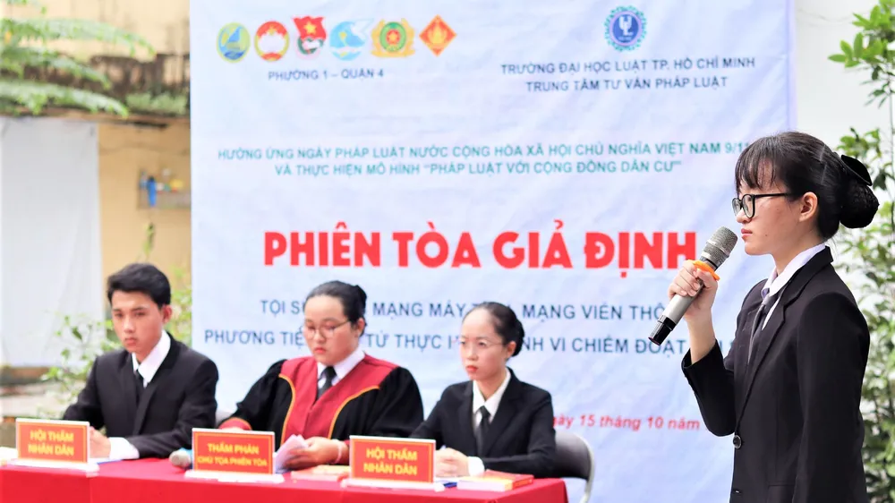 Hình - Sinh viên Trường Đại học Luật TPHCM trong một phiên tòa giả định 