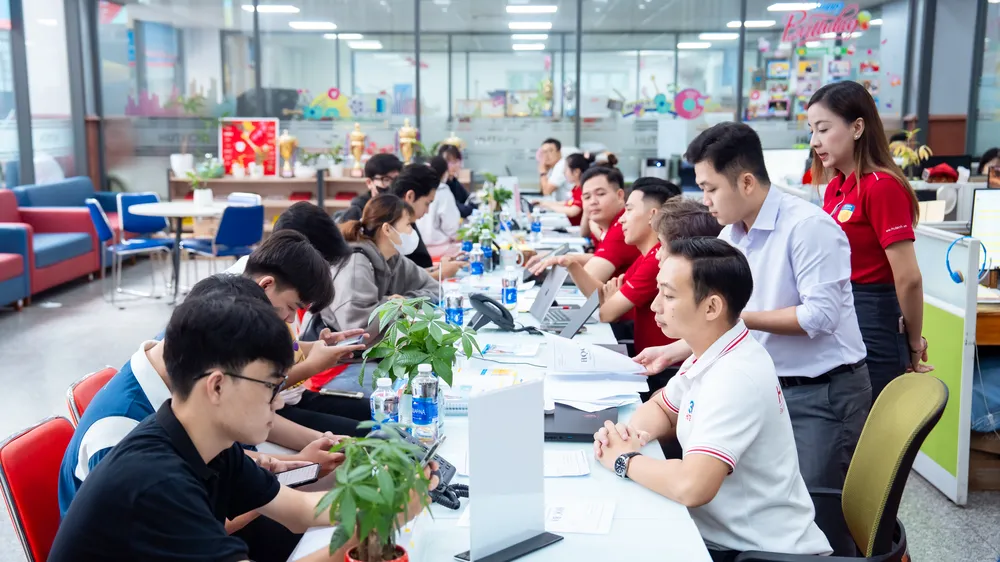 Thí sinh tìm hiểu thông tin tuyển sinh năm 2026 tại Trường ĐH Công nghệ TPHCM 