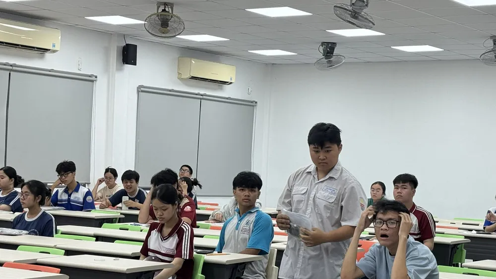 Thí sinh vào phòng thi tại điểm thi Trường ĐH Công nghiệp TPHCM