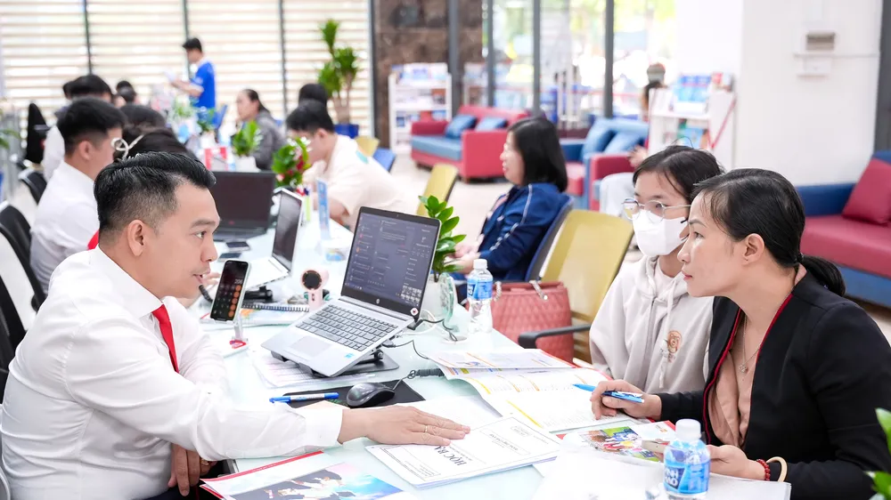 Cán bộ tuyển sinh hướng dẫn phụ huynh, thí sinh nộp hồ sơ dự tuyển bằng điểm học bạ THPT vào Trường ĐH Kinh tế Tài chính TPHCM
