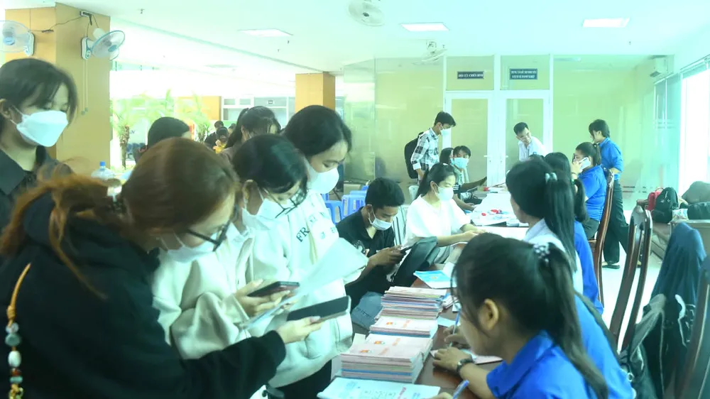 Sinh viên đăng ký hoạt động đoàn hội tại Phòng Công tác sinh viên Trường ĐH Nông lâm TPHCM