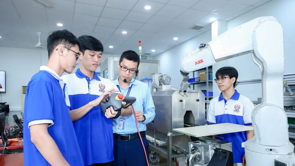 Sinh viên Khoa Cơ khí chế tạo máy Trường ĐH Công nghệ kỹ thuật TPHCM học thực hành cùng giảng viên