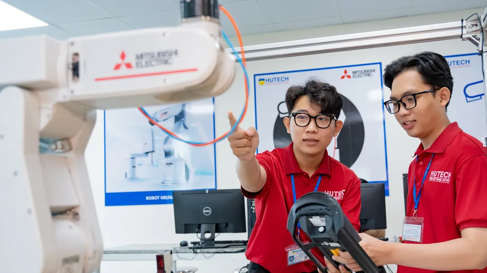 Sinh viên ngành Tự động hóa Trường ĐH Công nghệ TPHCM trong giờ học thực hành. Ảnh: THANH HÙNG