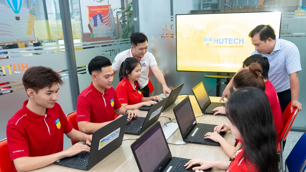 Cán bộ kỹ thuật Trường ĐH Công nghệ TPHCM thực hiện kiểm tra dữ liệu và chạy lọc ảo, xét tuyển sáng ngày 4-8 