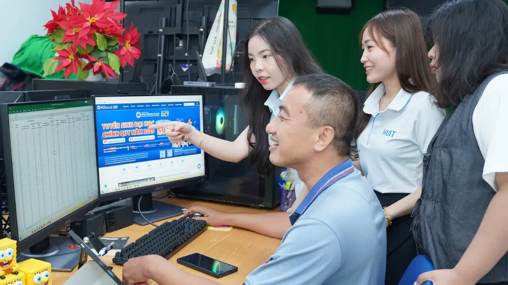 Cán bộ kỹ thuật Trường ĐH Công thương TPHCM kiểm tra dữ liệu sau kết quả lọc ảo, xét tuyển toàn quốc lần thứ 5 