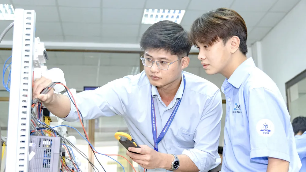 Giảng viên hướng dẫn sinh viên Khoa Điện - Điện tử Trường ĐH Công nghệ Kỹ thuật TPHCM trong giờ học thực hành