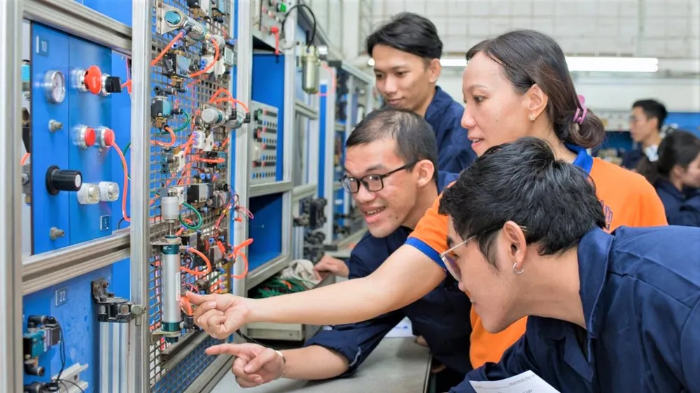 Sinh viên Khoa Điện - Điện tử Trường ĐH Bách khoa (ĐHQG TPHCM) học thực hành cùng giảng viên 