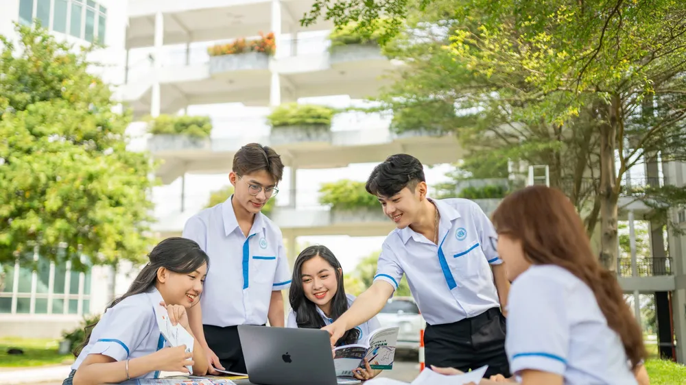 Hai thủ khoa của Trường ĐH Kinh tế - Luật (ĐHQG TPHCM) đều là học sinh của 1 trường THPT tại TPHCM 