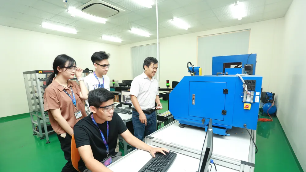 Sinh viên ngành Kỹ thuật hệ thống công nghiệp Trường ĐH Quốc tế (ĐHQG TPHCM) trong giờ học thực hành - Ảnh: THANH HÙNG