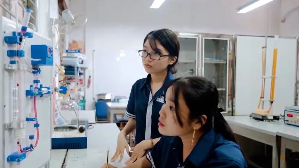 Sinh viên Trường ĐH Sư phạm TPHCM trong giờ học thực hành