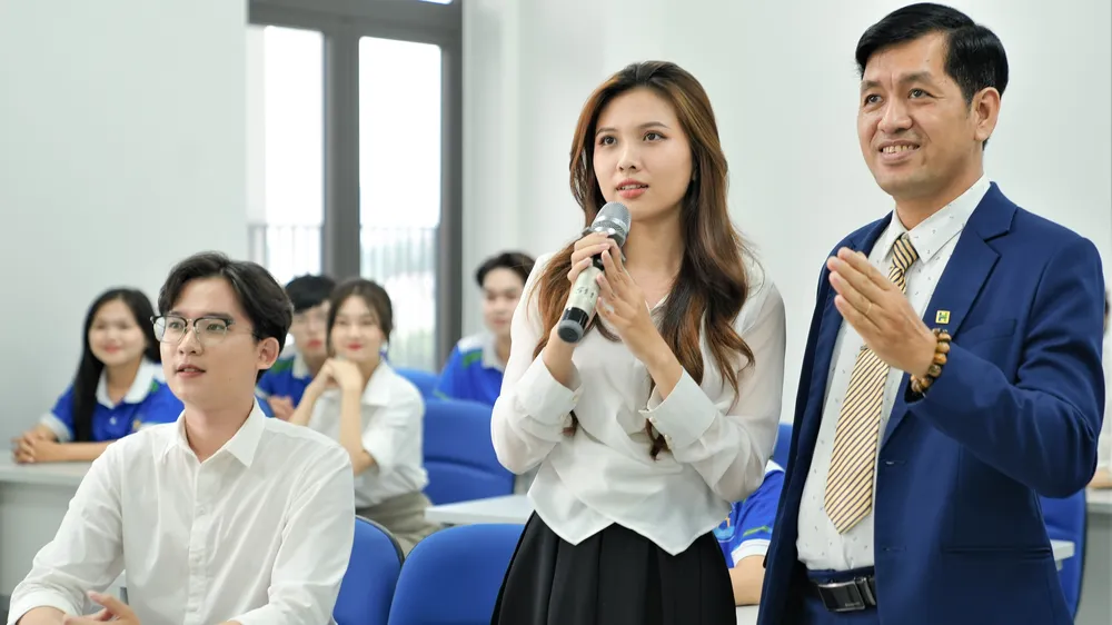 Sinh viên Trường ĐH Văn Hiến trong giờ học lý thuyết