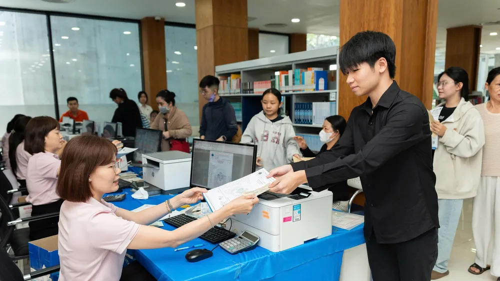 Thí sinh làm thủ tục nhập học tại Trường ĐH Công thương TPHCM trong ngày 12-8 