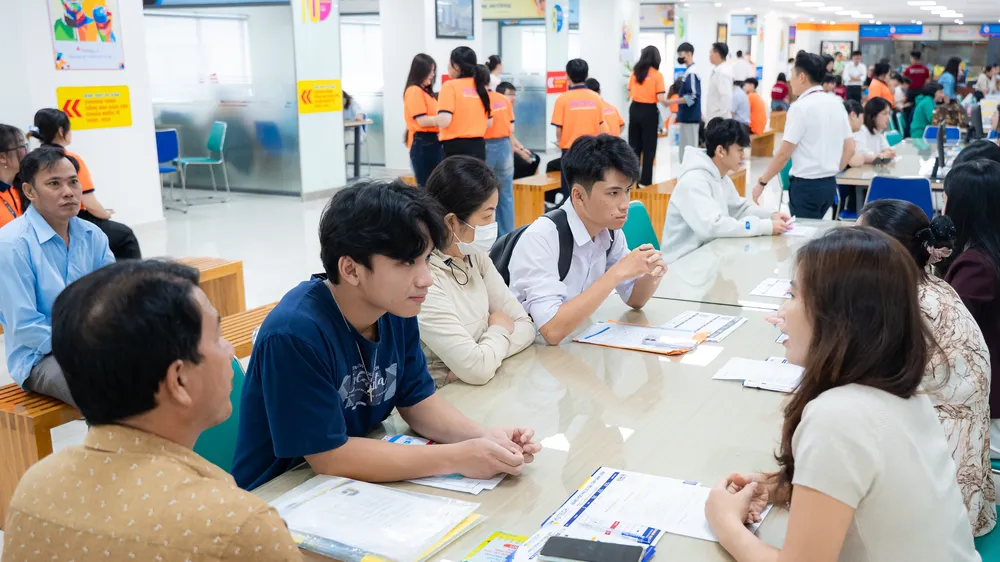 Cán bộ tuyển sinh Trường ĐH Công nghệ TPHCM tư vấn, hướng dẫn thí sinh tìm hiểu thông tin xét tuyển bổ sung của trường