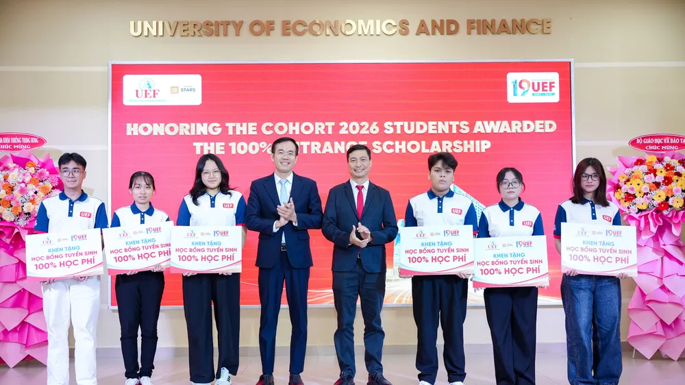 Nhà trường trao học bổng 100% học phí cho các thủ khoa trúng tuyển năm 2026