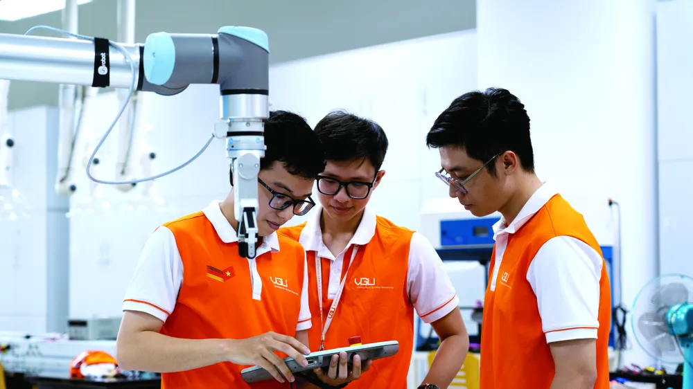 Sinh viên Kỹ thuật cơ khí Trường Đại học Việt Đức trong giờ thực hành 