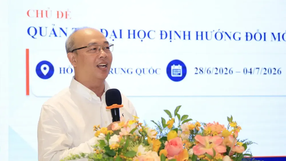 Đại diện đoàn công tác tại Hồ Nam (Trung Quốc) trình bày những bài học kinh nghiệm và khả năng vận dụng cho ĐHQG TPHCM.