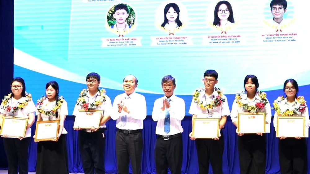Các tân thủ khoa đạt điểm tuyệt đối được trao học bổng tại lễ khai giảng của Trường ĐH Sài Gòn - Ảnh: THANH HÙNG