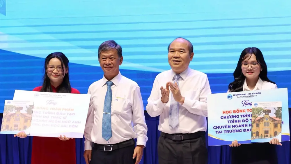 Trường ĐH Sài Gòn trao 5,5 tỷ đồng học bổng cho tân sinh viên