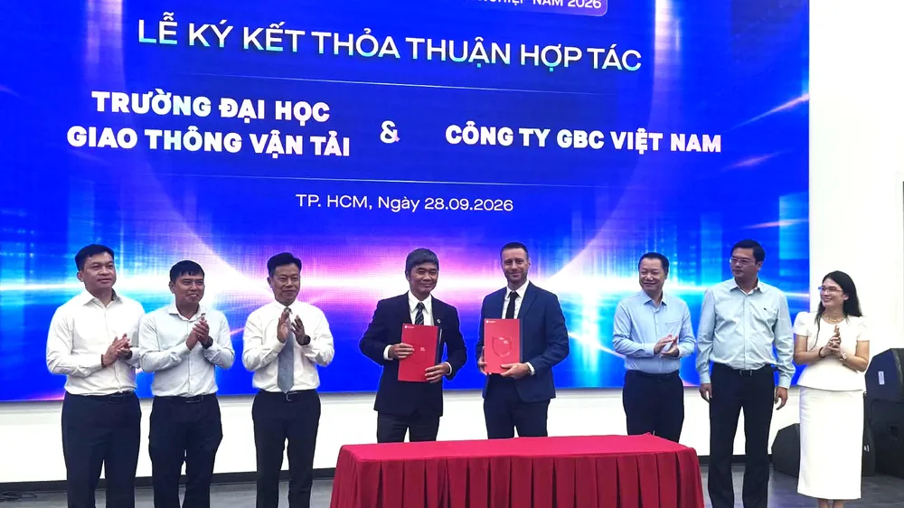 Trường ĐH Giao thông Vận tải ký kết hợp tác với Công ty GBC Việt Nam tại diễn đàn - Ảnh: THANH HÙNG