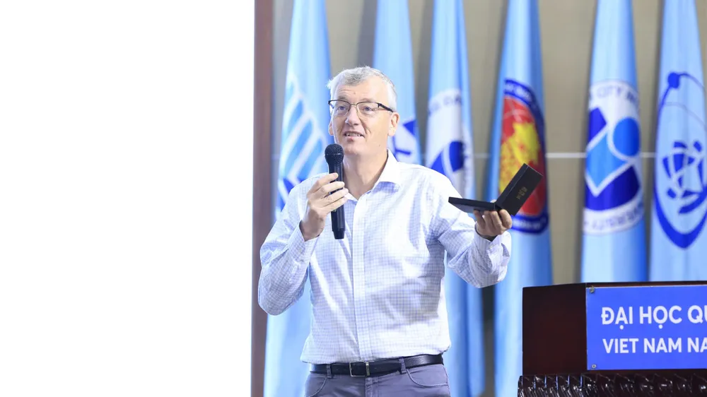 GS David MacMillan, Đại học Princeton (Hoa Kỳ), được trao Giải Nobel Hóa học năm 2021 chia sẻ hướng nghiên cứu tại chương trình