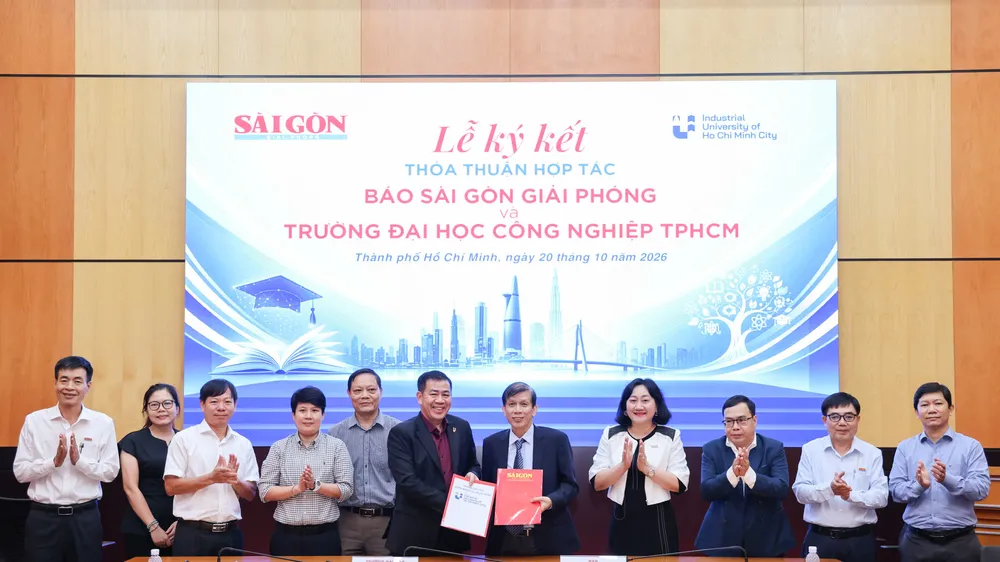 Lãnh đạo Báo SGGP và Trường ĐH Công nghiệp TPHCM ký kết thỏa thuận hợp tác toàn diện giữa hai đơn vị - Ảnh: HOÀNG TRIỀU