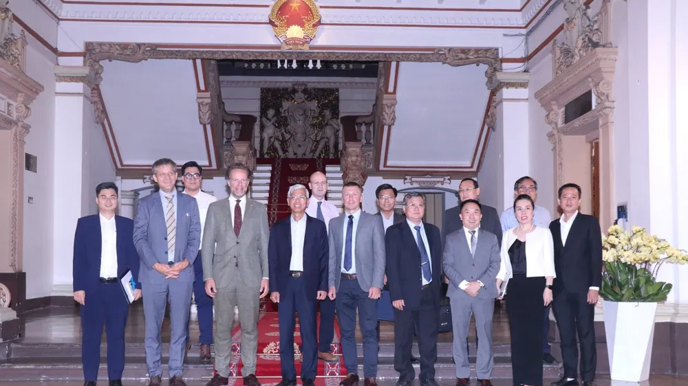 Phó Chủ tịch UBND TPHCM Võ Văn Hoan chụp hình lưu niệm cùng ông Vadym Sheronov, Tổng Giám đốc Công ty Royal HaskoningDHV Việt Nam (Hà Lan) và các đại biểu tại buổi làm việc. Ảnh: XUÂN KHU