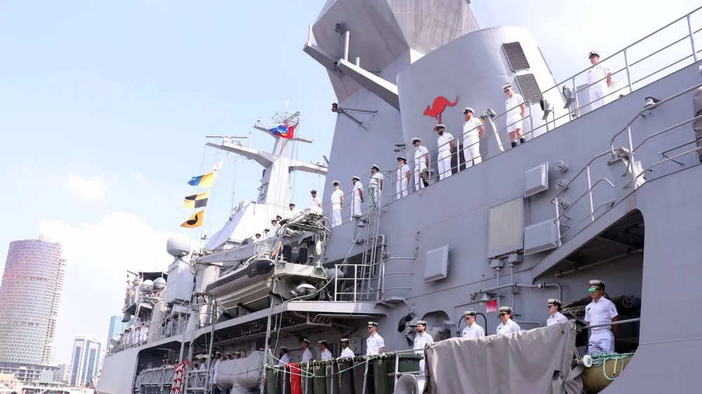 Tàu Hải quân Hoàng gia Australia HMAS Toowoomba đến TPHCM. Ảnh: XUÂN KHU