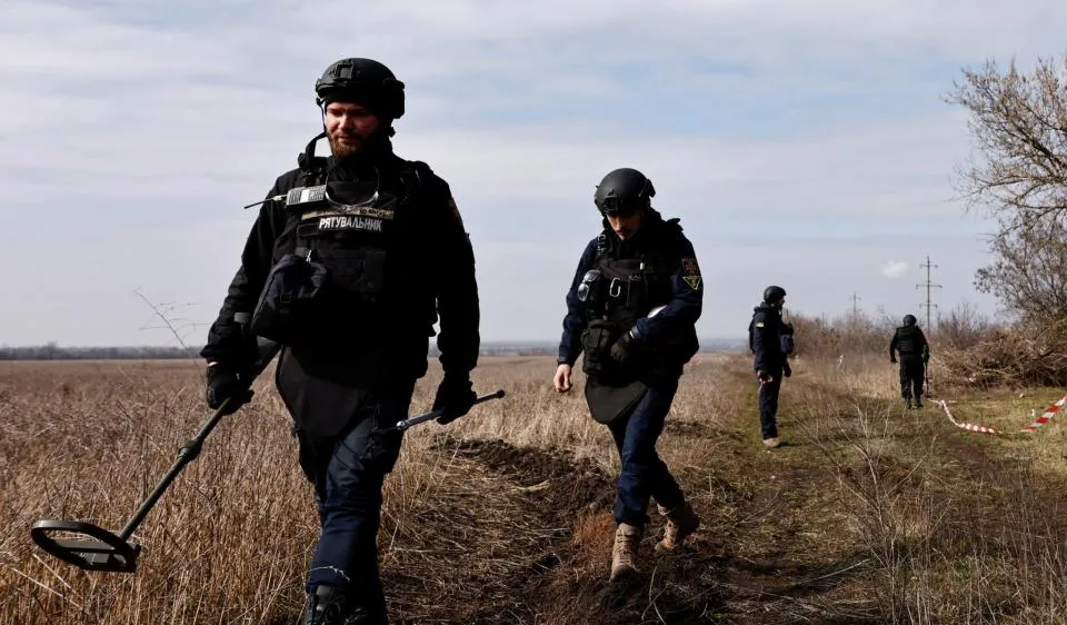 Quân đội Ukraine rà phá bom mìn. Ảnh: REUTERS