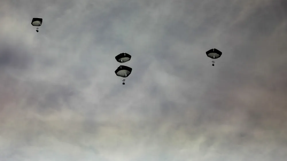 Mỹ thả lô hàng viện trợ đầu tiên xuống Dải Gaza. Ảnh: REUTERS 