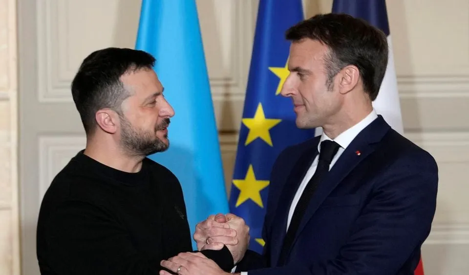 Tổng thống Zelensky và Tổng thống Emmanuel Macron. Ảnh: REUTERS