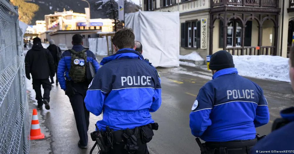 Cảnh sát Thụy Sĩ tại hiện trường vụ tấn công bằng dao. Ảnh: Deutsche Welle