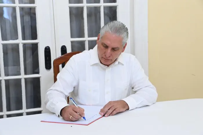 Chủ tịch nước Cộng hòa Cuba Miguel Díaz-Canel Bermúdez ghi sổ tang. Ảnh: Estudios Revolución