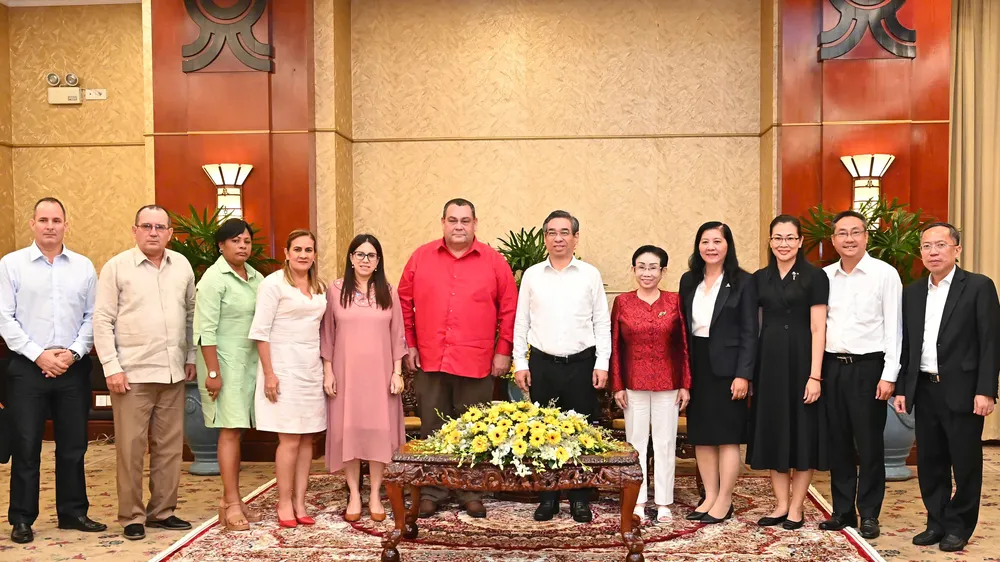 Các đại biểu chụp ảnh lưu niệm. Ảnh: VIỆT DŨNG 