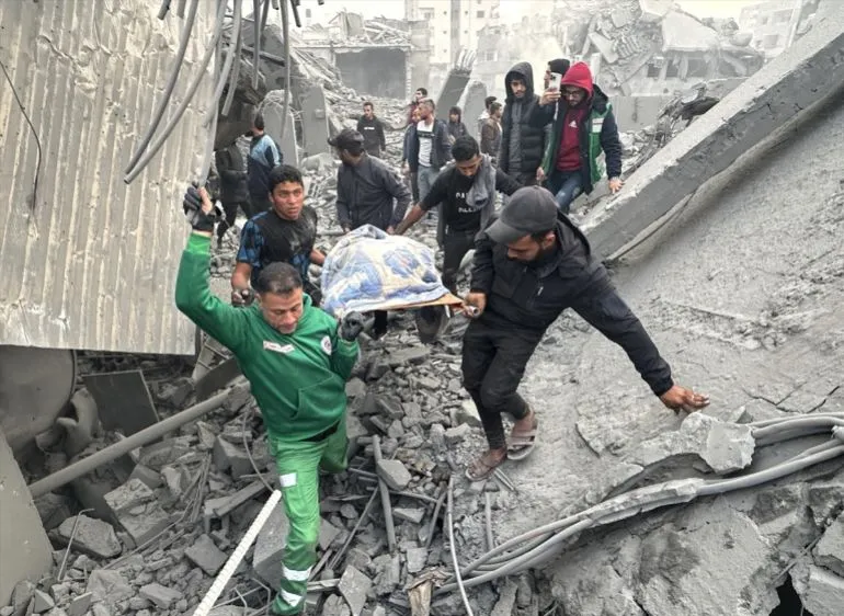 Đưa nạn nhân khỏi khu vực bị không kích ở Gaza. Ảnh: ANADOLU 